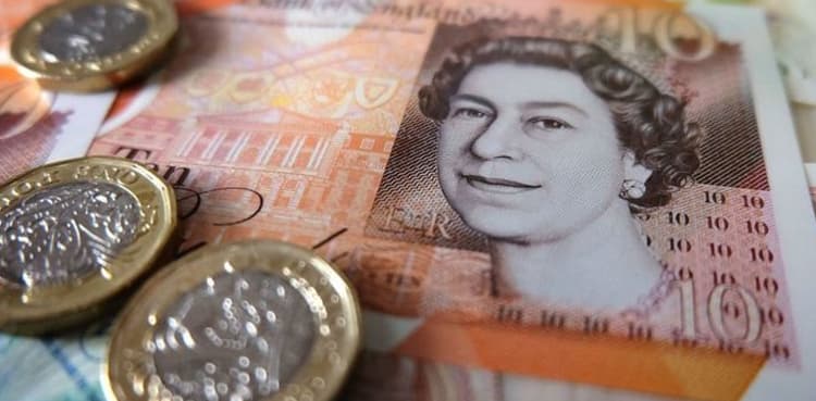 Pound climbs before vital Brexit vote