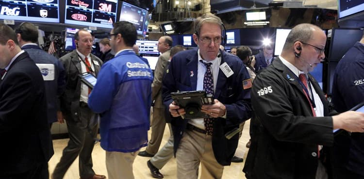 Wall Street mixed as strong consumer data dampened by trade jitters