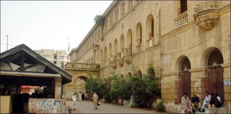 Three injured as Karachi City Court's balcony collapses