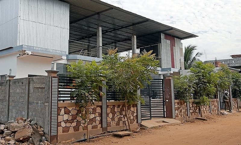 Sri Lanka raids headquarters of suspects in church bombings