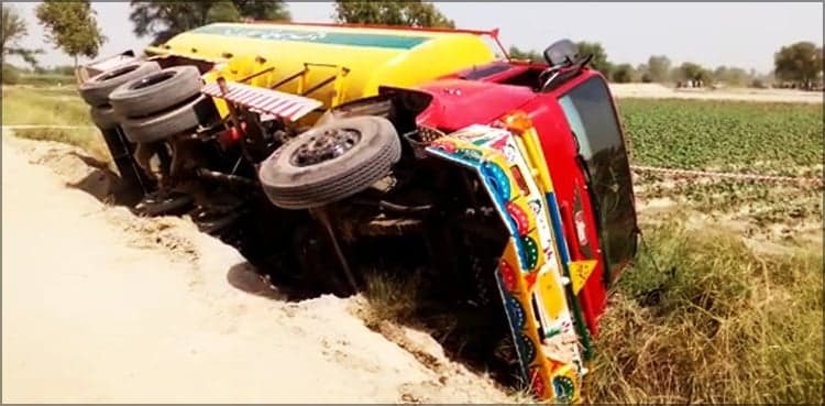 Tanker filled with 15,000 litres of oil overturns in Karachi