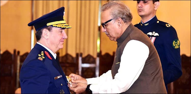 President confers Nishan-i-Imtiaz upon Turkish Airforce commander