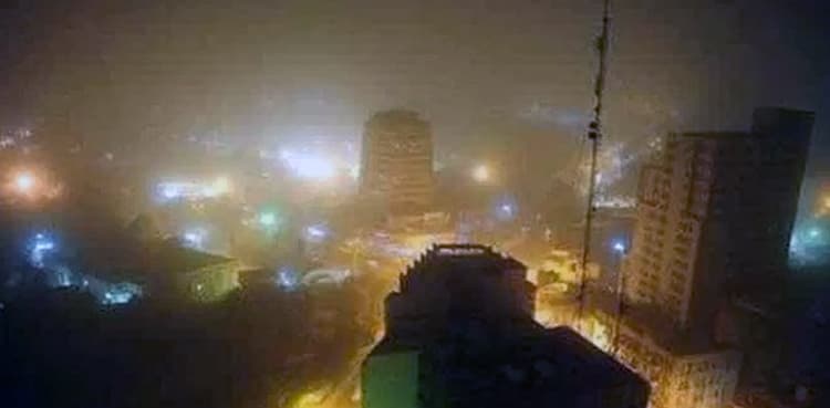 Dust storm enters Karachi, visibility affected