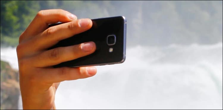 Three selfie-crazy Indian teens crushed by train