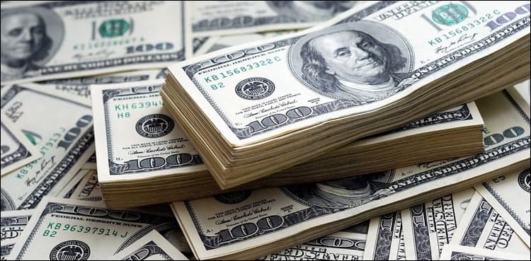 Dollar holds gains as investors seek safety in liquidity