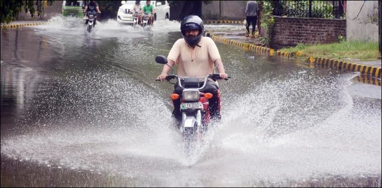 Heavy downpour lashes the Metropolis, Karachi drenched