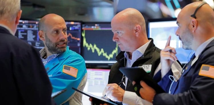 S&P 500 edges lower after mixed bank earnings, Trump comments