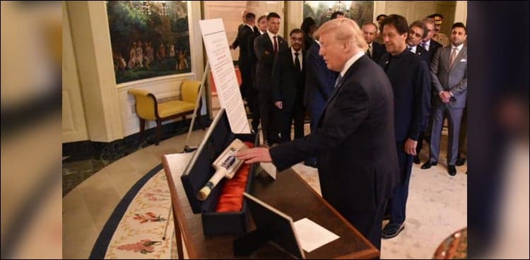 President Trump presents cricket bat to PM Khan