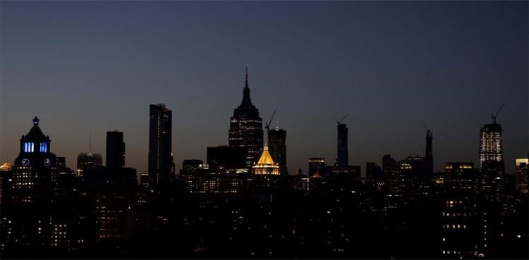 Blackout disrupts Manhattan, darkens Broadway theaters
