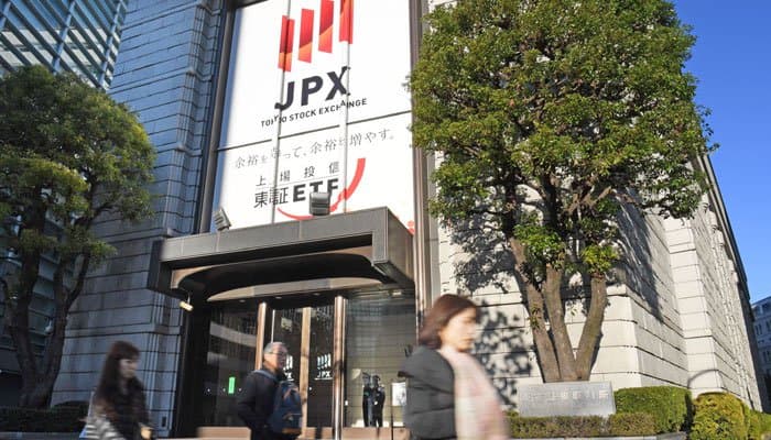 Tokyo stocks close lower as US-China trade row weighs