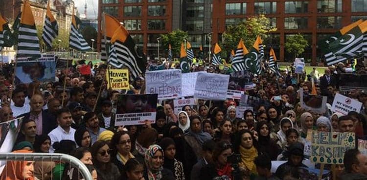Protesters in England chant, raise slogans against Indian atrocities in Kashmir