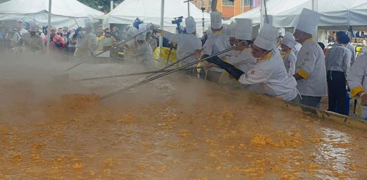 Chef makes world's largest scrambled egg