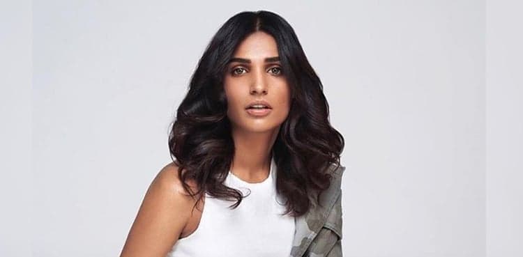 Amna Ilyas says she tried to achieve fair skin to fit in