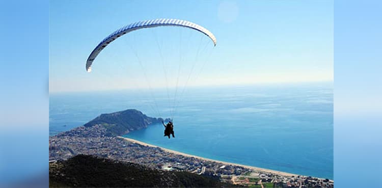 Viral Video: Woman remains calm despite parachute malfunction