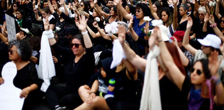 Thousands protest to maintain pressure on Chile government