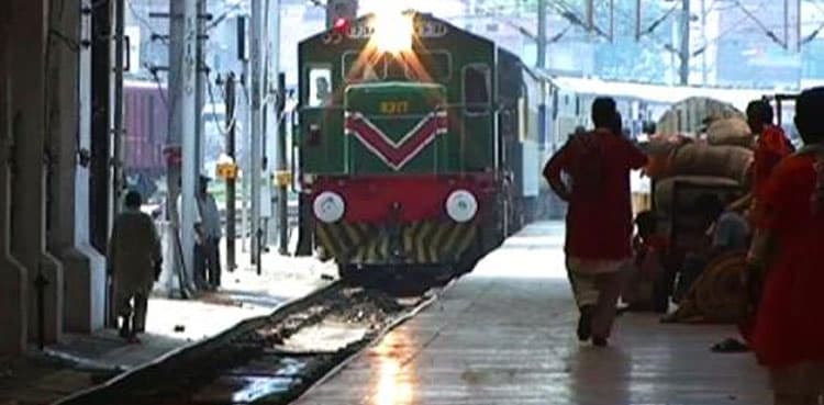 Dense fog badly affects train arrivals to Karachi