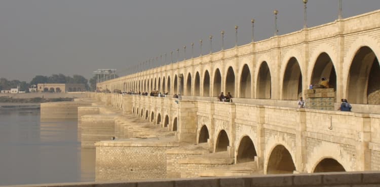 Hundreds resist anti-encroachment drive along Sukkur Barrage canals