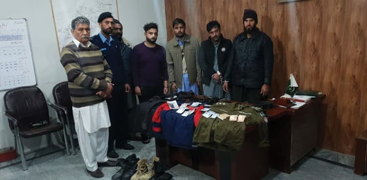 Gang looting people by impersonating police officials busted