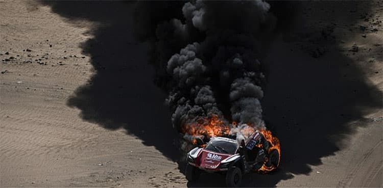 Car burns to ashes during Dakar rally