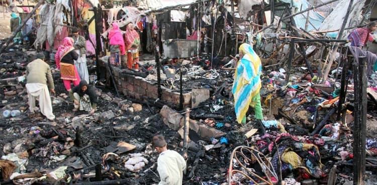 Governor Sindh visits inferno afflicted Teen Hatti area of Karachi