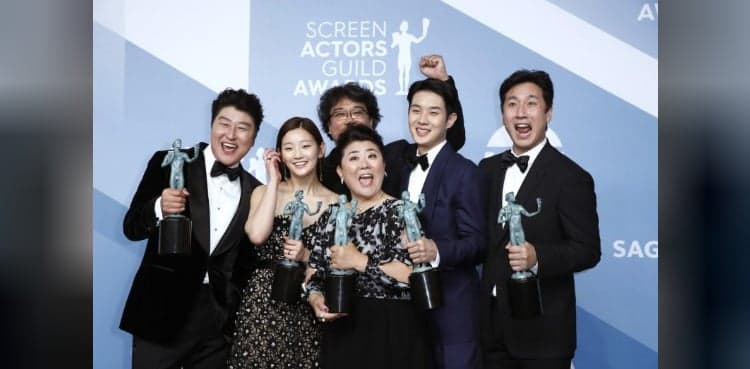 'Parasite' scores upset at SAG awards, boosting Oscar chances