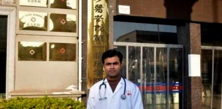 Pakistani doctor wins hearts for treating coronavirus patients in China