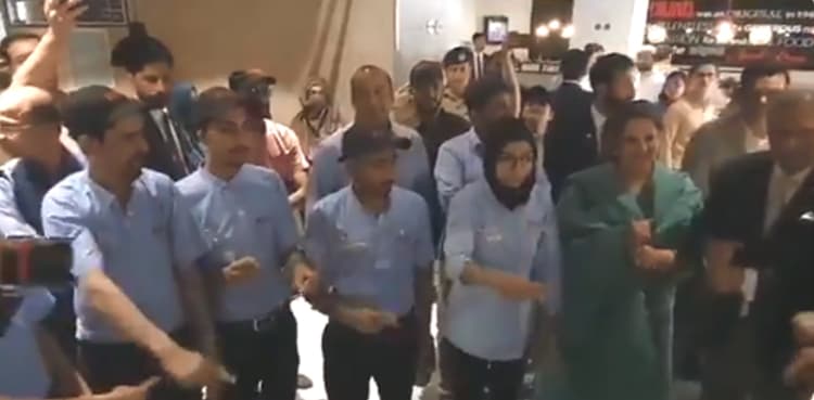 Watch: President Alvi greeted in unique way by differently-abled persons at eatery