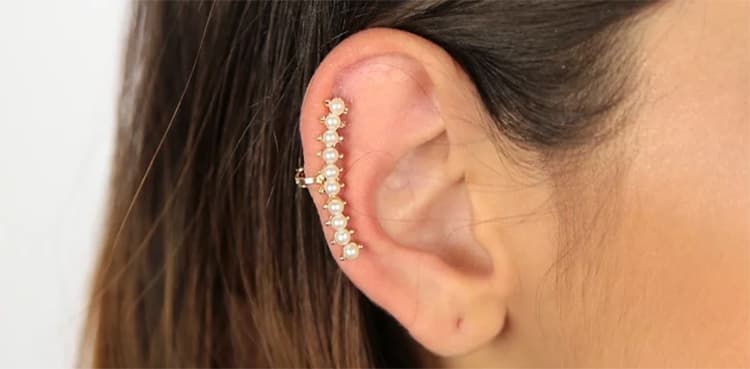 Woman deprived of earrings in Karachi mugging bid  