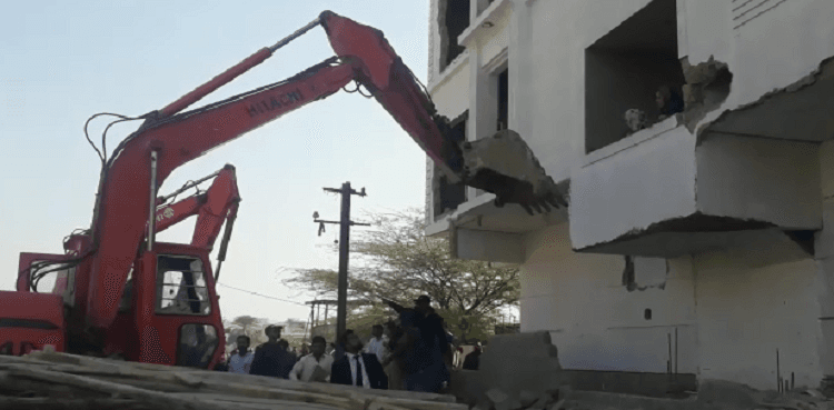 Officials face resistance upon operation to evacuate railways land