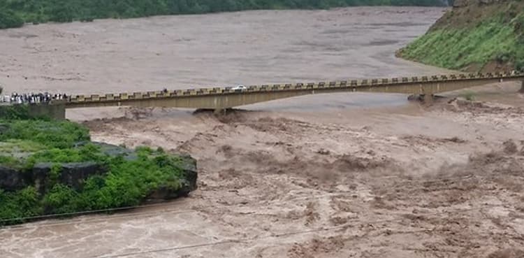 Karachi rains: Rescue teams recover missing vehicle from Malir river