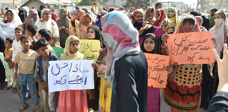 Anti-Encroachment affected crowd gathers outside Karachi's SC registry