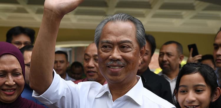 New Malaysia PM sworn in amid crisis, Mahathir fights on