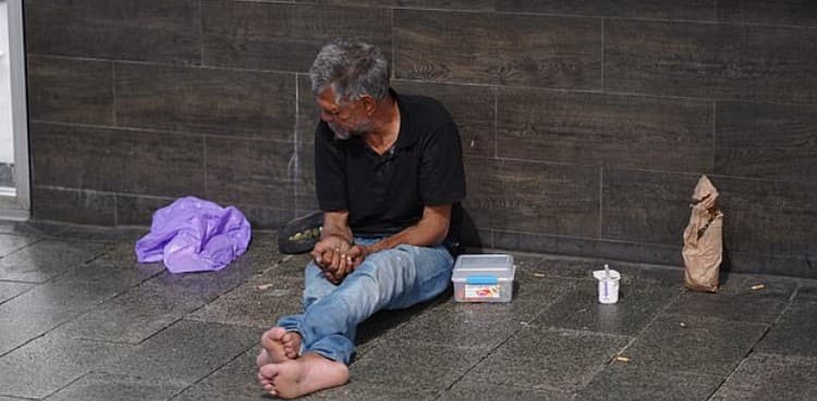US cities try new way to help the poor: give them cash