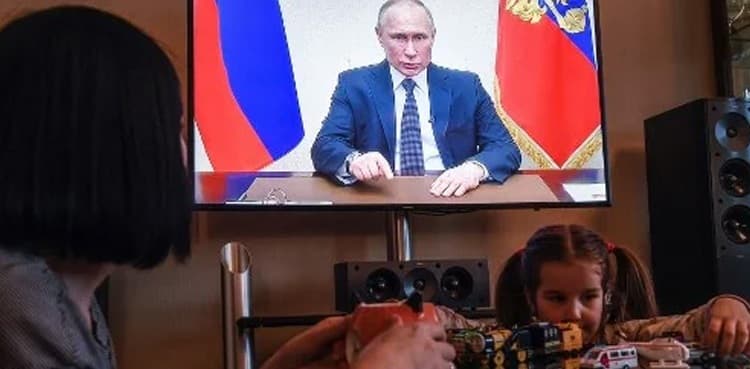 Putin prolongs virus work shutdown as cases spike