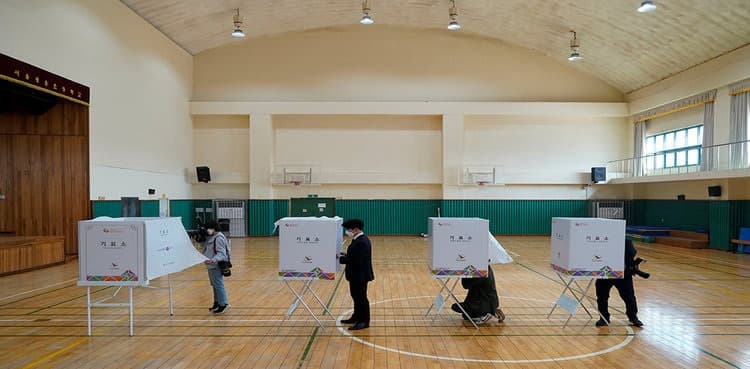 South Koreans head to polls despite global pandemic