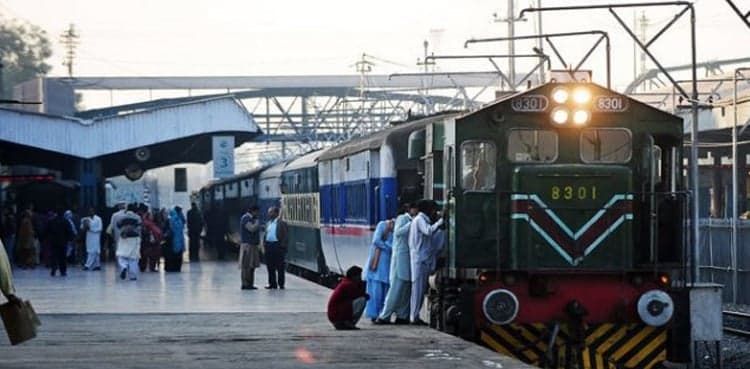 SC orders Pakistan Railways to make train travel safer