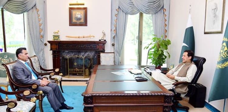 ISI chief discusses national security in meeting with PM Imran