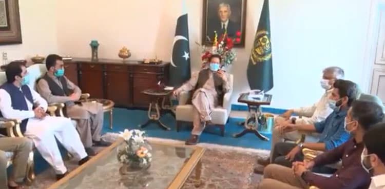 PM Imran Khan lauds doctors, paramedics striving to turn the tide against Covid-19