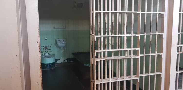 Two inmates escape from jail, vow to return in 15 days
