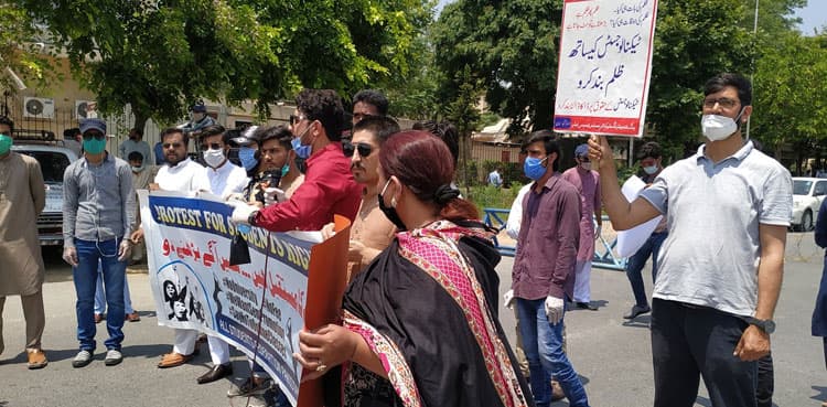Students protest outside HEC, demand universities waive full semester fee