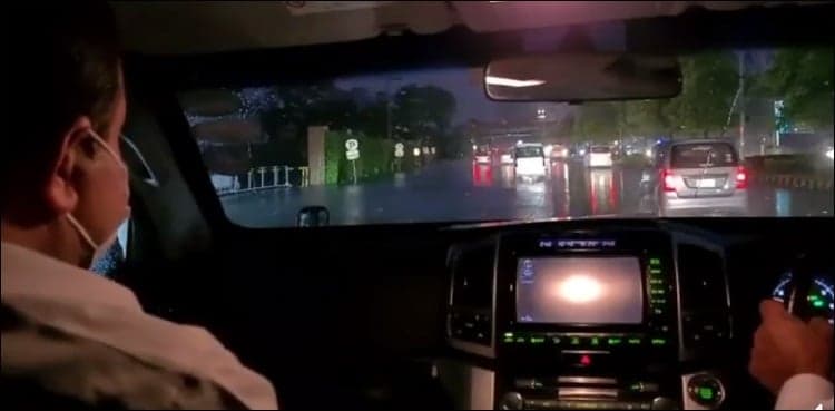 CM Buzdar visits different areas of Lahore to review situation after heavy rainfall