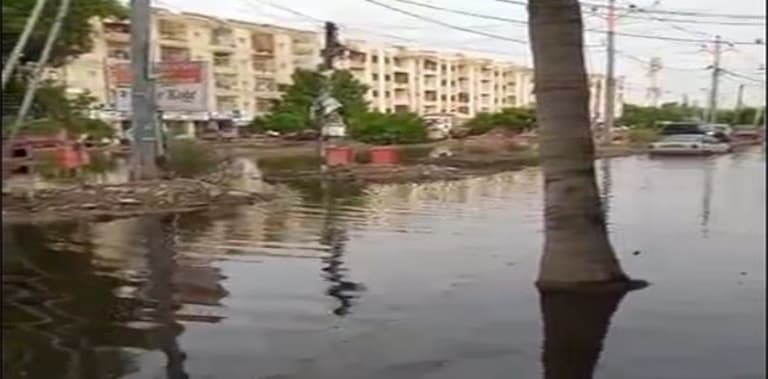 Karachi still under stinking sewerage water, 2 weeks after rain calamity
