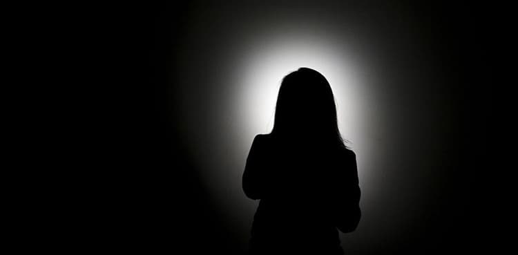 Woman throws her infant daughter into canal, another resuces her