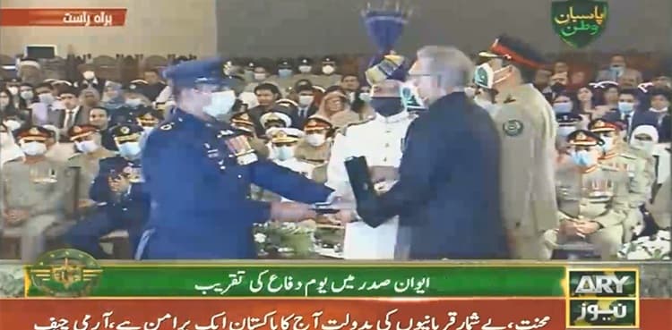 President Arif Alvi confers military awards on armed forces personnel