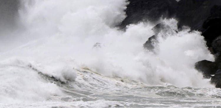 Category 3 cyclone pummels New Zealand