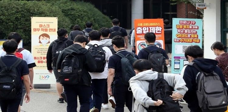 Seoul schools resume in-person classes as South Korea coronavirus cases dip