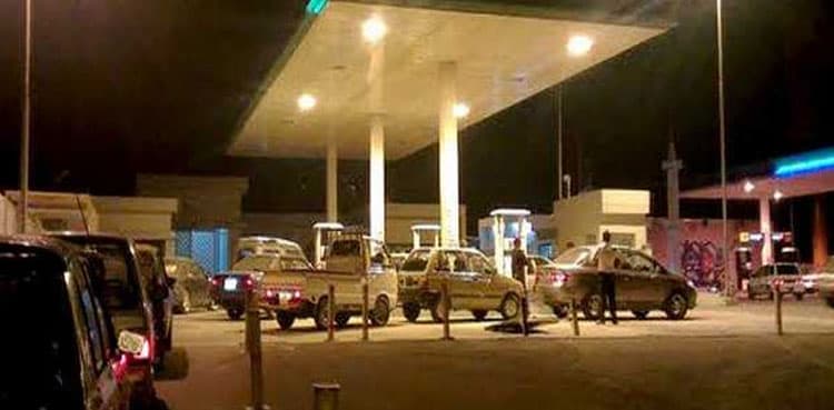 Dacoits in police uniform loot petrol station in Karachi