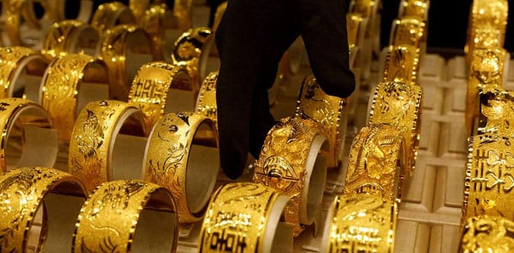 Gold rates fall in local market, edge up globally