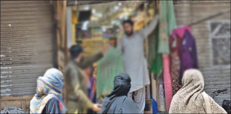Shopkeeper beats up woman buyer in Lahore over argument on pricing