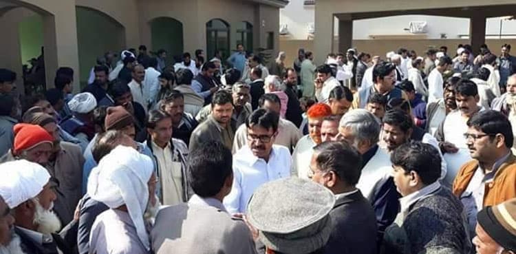 PML-N leaders flout Covid-19 SOPs in Lahore corner meeting